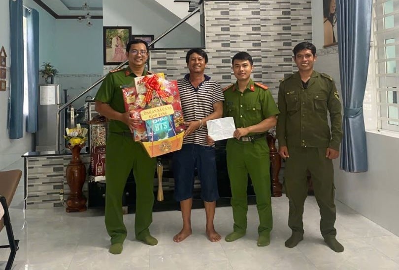 Công an xã Cà Ná tri ân người có công với cách mạng nhân kỷ niệm 79 năm Ngày Thương binh - Liệt sĩ