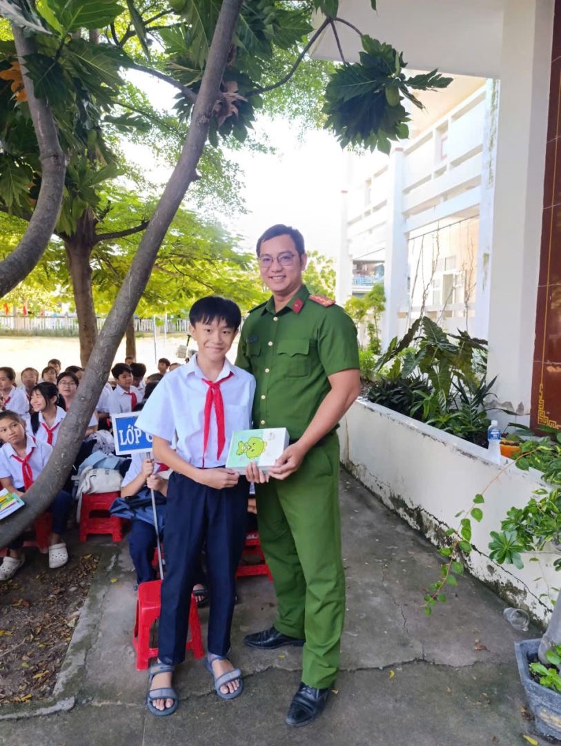 Công an xã Cà Ná đẩy mạnh tuyên truyền an toàn giao thông, triển khai đào tạo kỹ năng lái xe tại các cơ sở giáo dục trên địa bàn