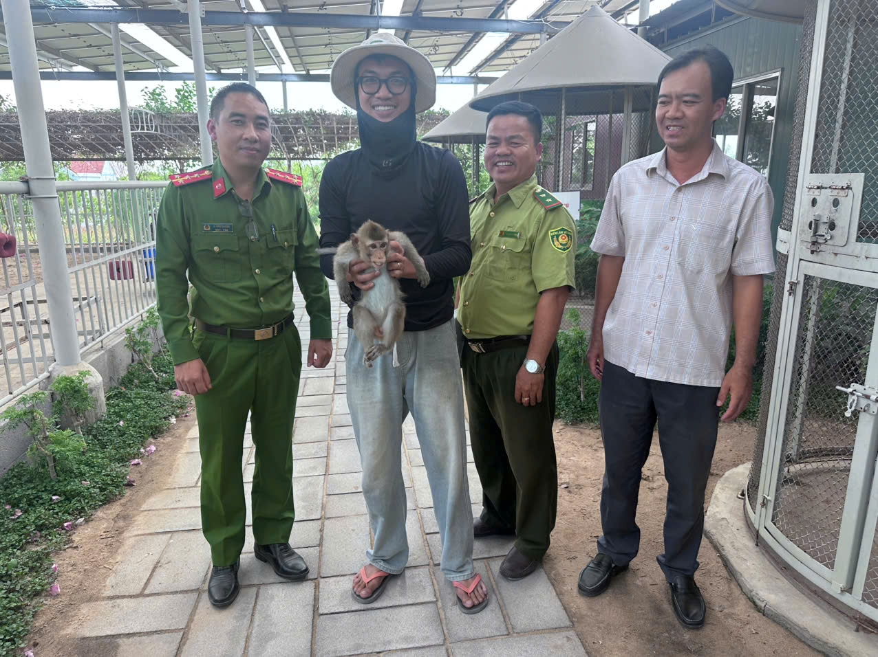 Công an xã Phước Dinh phối hợp thả cá thể khỉ đuôi dài về môi trường tự nhiên