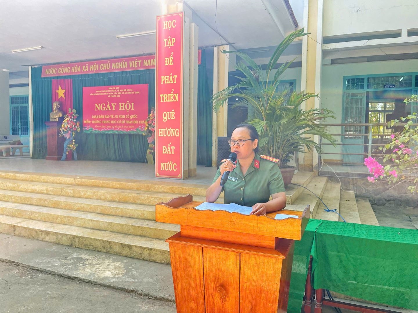 Công an xã Phước Hậu tổ chức các hoạt động tuyên truyền pháp luật và an sinh xã hội tại trường THCS Phan Bội Châu