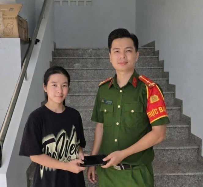 Công an xã Đại Lãnh nhanh chóng xác minh, trao trả tài sản bị đánh rơi cho người dân
