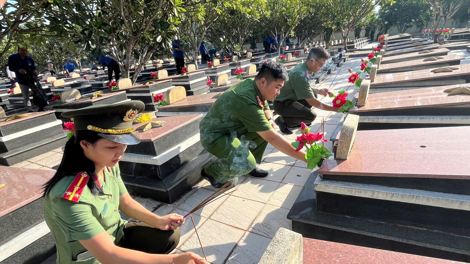 Chi đoàn Công an xã Diên Điền tham gia các hoạt động tri ân nhân kỷ niệm 79 năm Ngày Thương binh - Liệt sĩ và hưởng ứng Ngày chủ nhật xanh toàn quốc lần thứ III năm 2026