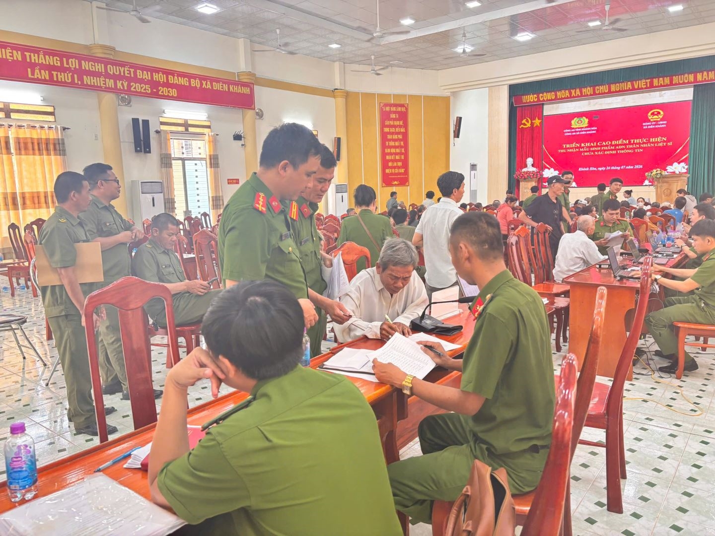 Công an xã Diên Điền tham gia tổ chức thu nhận mẫu ADN của thân nhân liệt sĩ chưa xác định được danh tính trên địa bàn xã Diên Điền