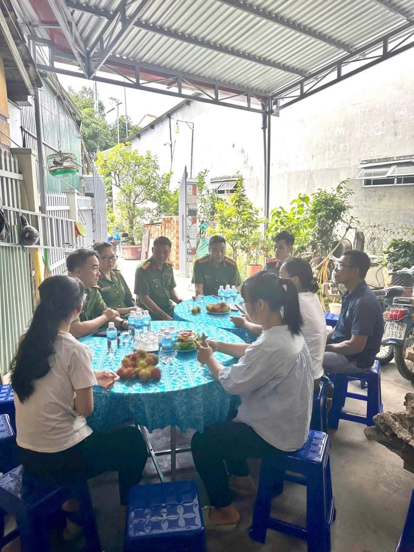 Công an xã Diên Khánh tổ chức thăm hỏi, tặng quà các gia đình liệt sĩ Công an nhân dân nhân kỉ niệm 79 năm ngày Thương binh - Liệt sĩ 27/7