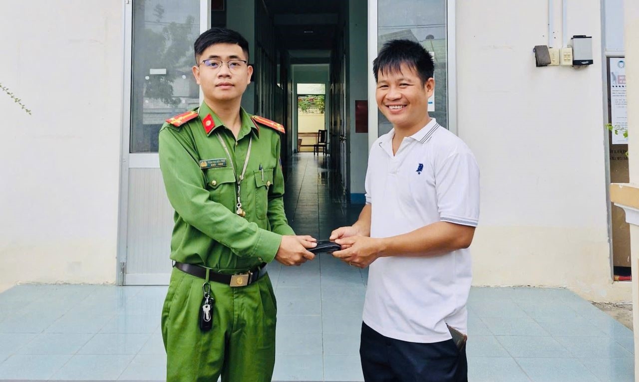 Công an phường Đô Vinh kịp thời xác minh, trao trả tài sản người dân đánh rơi