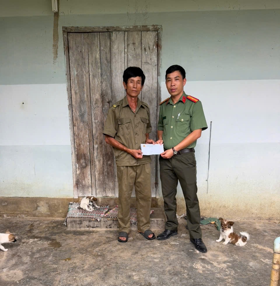 Công an xã Tân Định thăm, tặng quà, động viên tinh thần cho thành viên lực lượng tham gia bảo vệ an ninh, trật tự ở cơ sở  gặp hoàn cảnh khó khăn