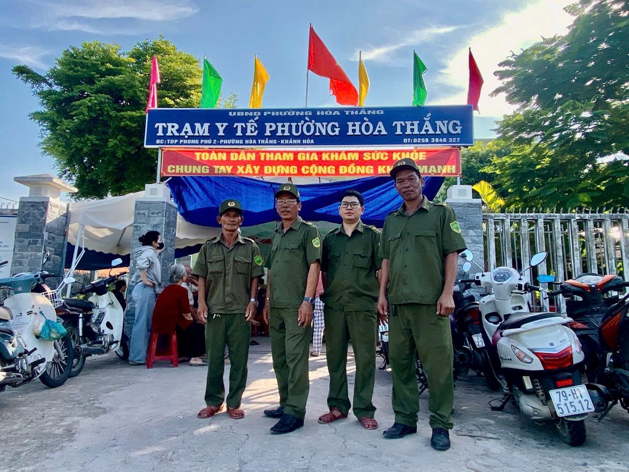 Lực lượng tham gia bảo vệ an ninh, trật tự ở cơ sở phường Hòa Thắng tích cực hỗ trợ chương trình khám sức khỏe toàn dân