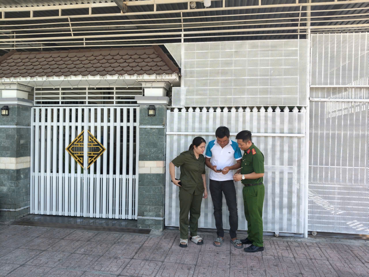 Đẩy mạnh phong trào thi đua “3 nhất”, tích cực hỗ trợ nhân dân cài đặt, kích hoạt định danh điện tử mức độ 2 tại Công an phường Hòa Thắng