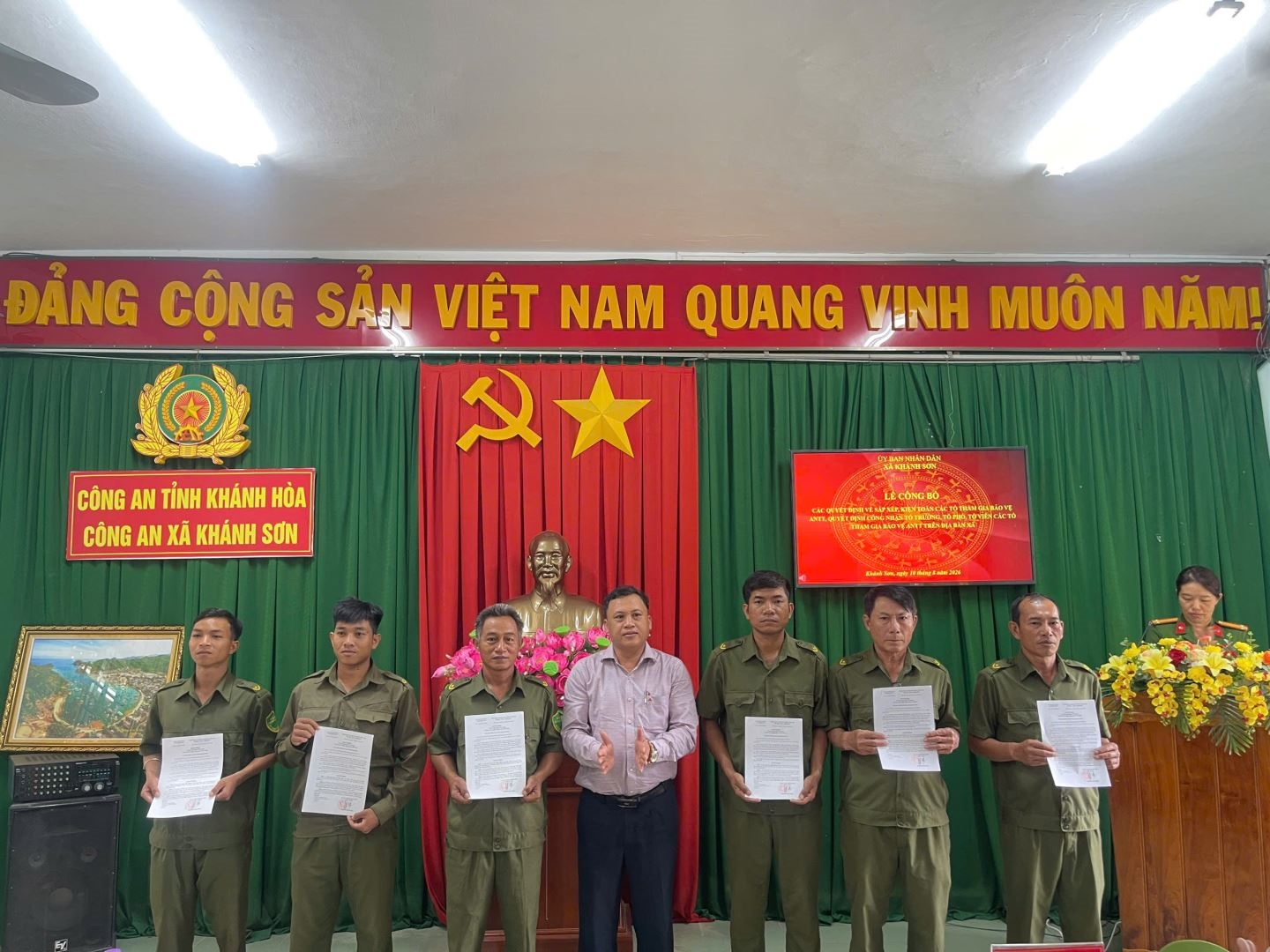 UBND xã Khánh Sơn công bố các quyết định kiện toàn các Tổ tham gia bảo vệ an ninh, trật tự ở cơ sở
