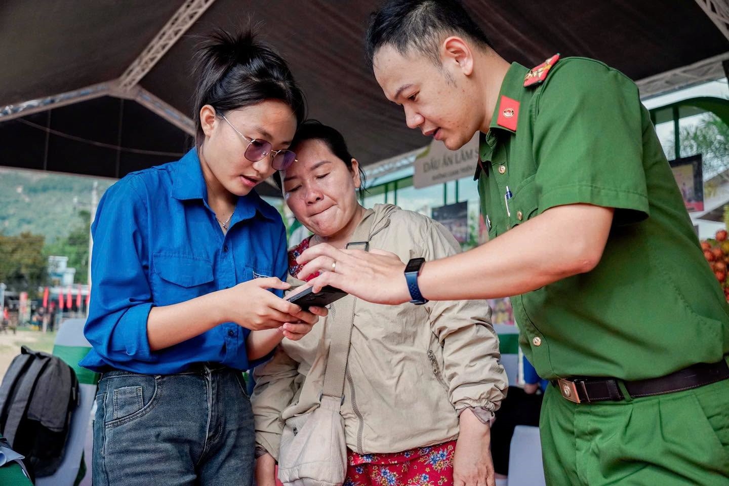 Gan hàng số Đề án 06 – Điểm nhấn công trình thanh niên của Công an xã Lâm Sơn