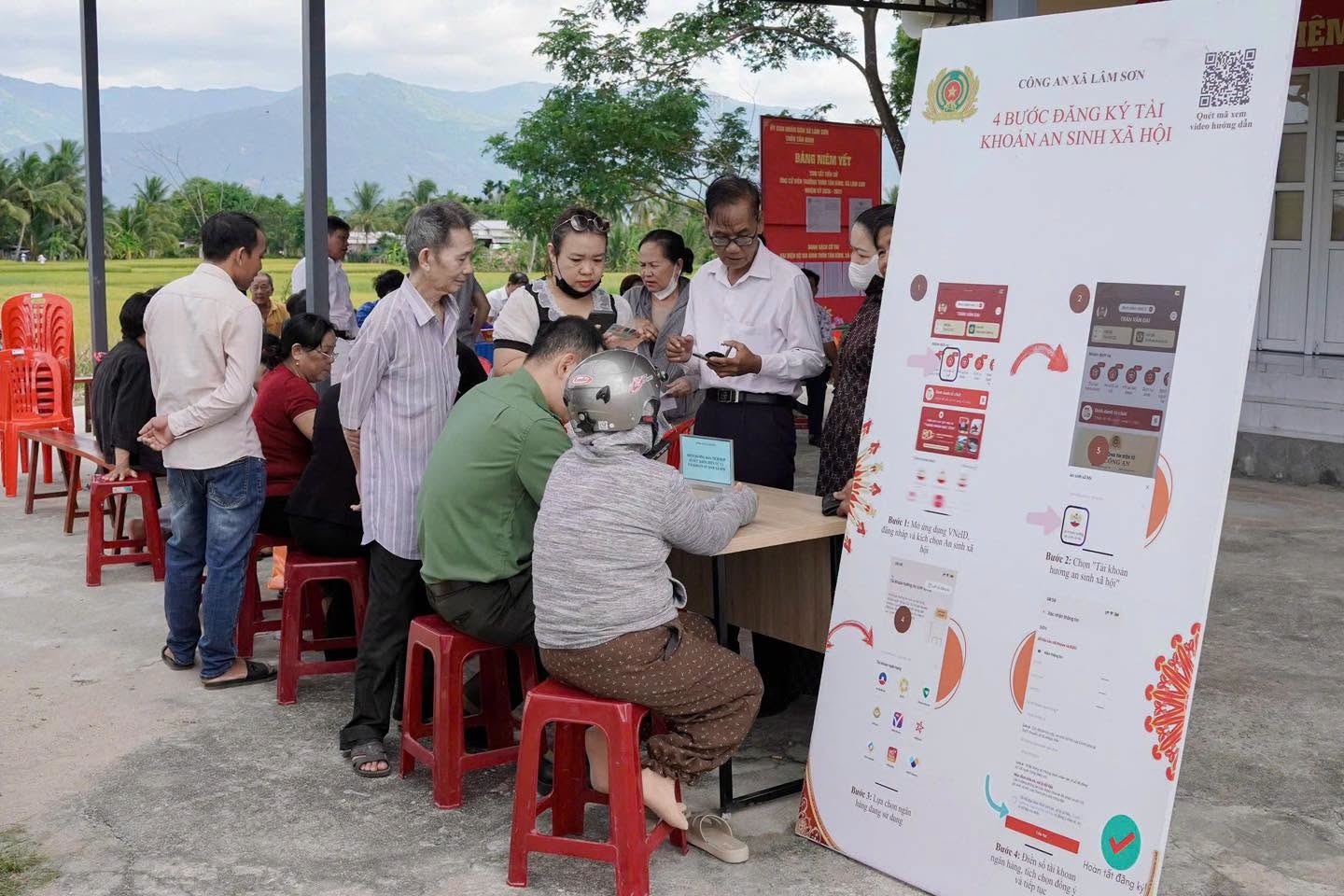 Công an xã Lâm Sơn hỗ trợ 350 trường hợp thực hiện tiện ích số trong ngày bầu cử
