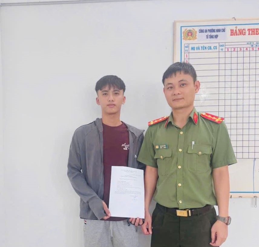 Thanh niên viết đơn tự nguyện đăng ký tham gia nghĩa vụ Công an nhân dân tại Công an phường Ninh Chử