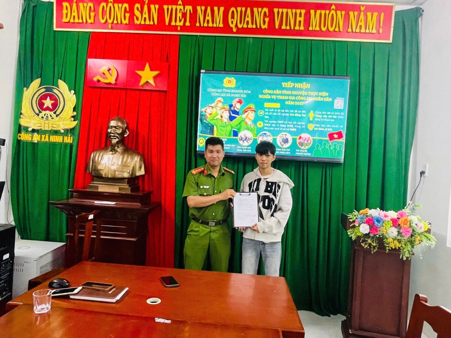Công an xã Ninh Hải tiếp tục tiếp nhận những lá đơn tình nguyện tham gia nghĩa vụ Công an nhân dân