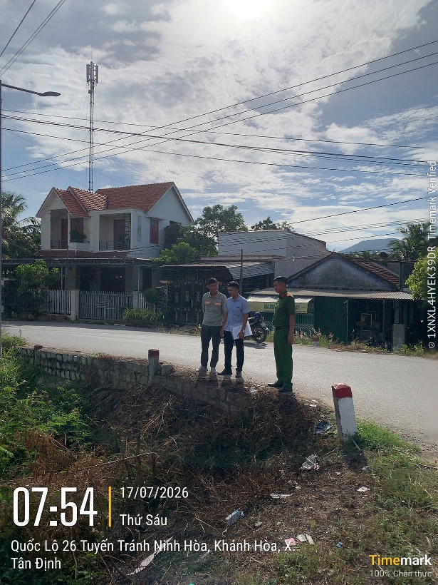 Công an xã Tân Định phối hợp Phòng Kinh tế xã kiểm tra, khảo sát hiện trạng hệ thống báo hiệu đường bộ bị hư hỏng trên địa bàn