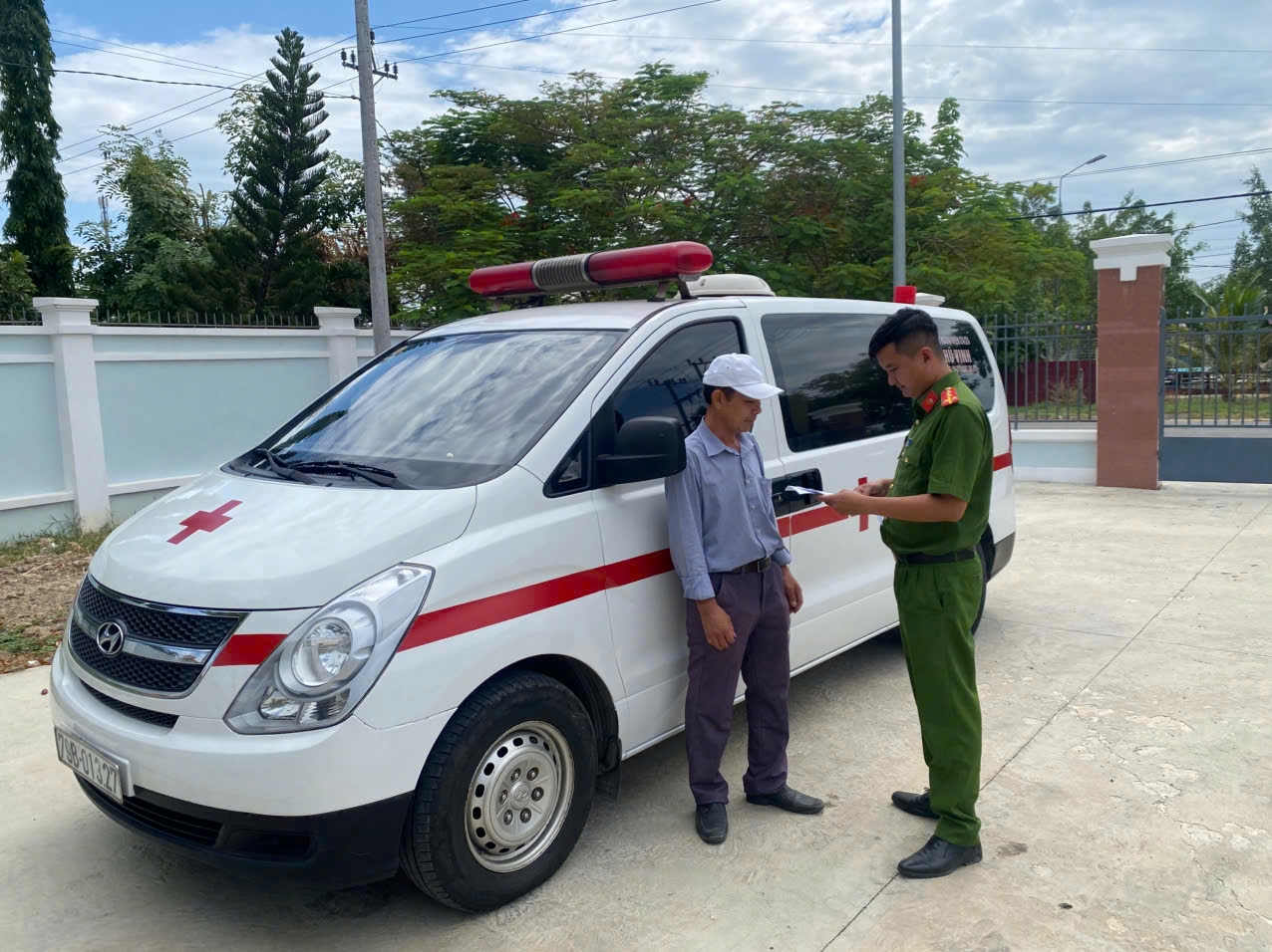 Công an xã Tân Định tích cực rà soát, xác minh “làm sạch” dữ liệu xe cứu thương