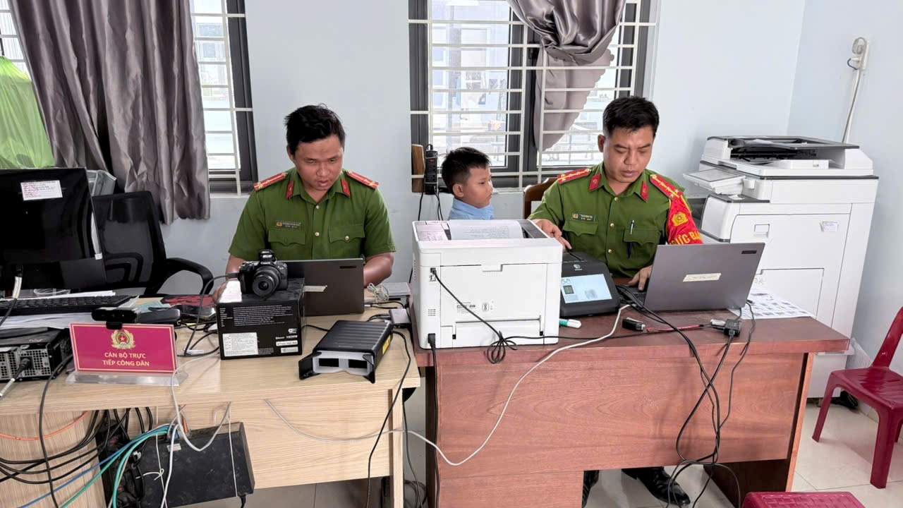 Công an xã Tân Định: Tăng cường làm căn cước cho người dân trên địa bàn xuyên kỳ nghỉ lễ 2/9 và trong thời gian tới