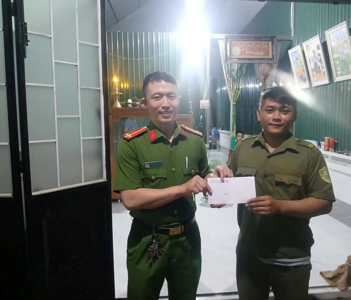 Công an xã Tây Khánh Vĩnh thăm hỏi, động viên lực lượng tham gia bảo vệ an ninh trật tự ở cơ sở nhân kỷ niệm 80 năm Ngày truyền thống lực lượng An ninh nhân dân (12/7/1946 - 12/7/2026)