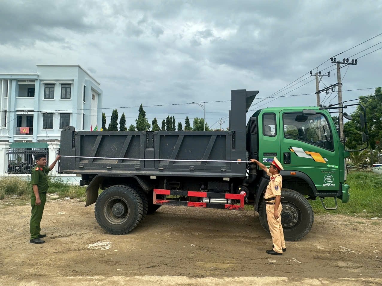 Công an xã Tân Định triển khai tổng rà soát, kiểm tra xe tải tự đổ dưới 15.000kg, xe limousine, xe kinh doanh vận tải khách