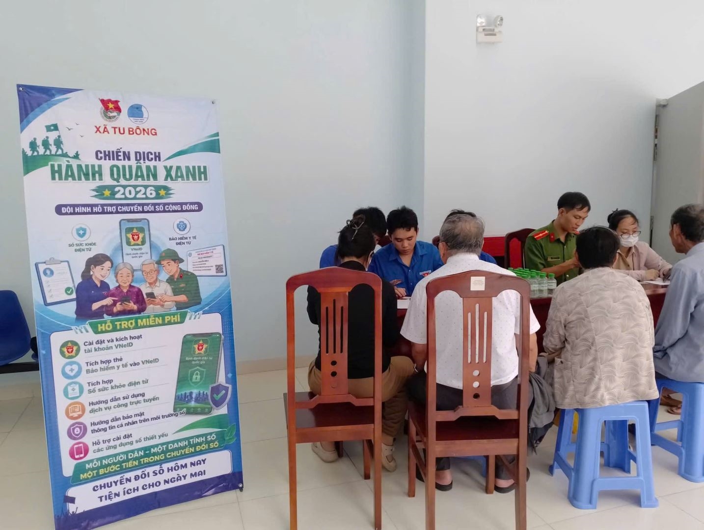 Chi đoàn Công an xã Tu Bông phối hợp cùng Xã Đoàn Tu Bông tổ chức tuyên truyền pháp luật và hỗ trợ chuyển đổi số cộng đồng cho đoàn viên, thanh niên trên địa bàn xã