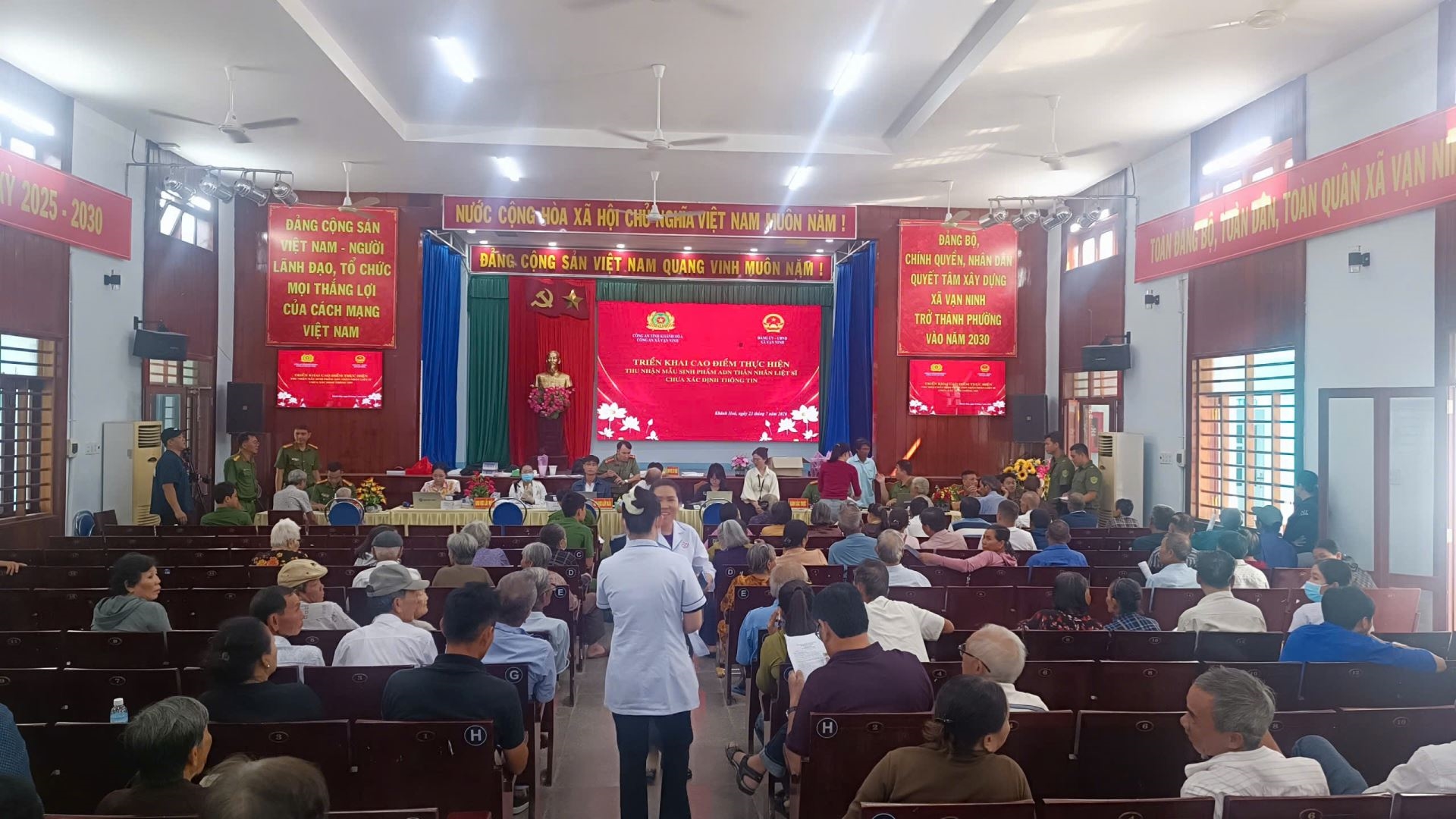 Công an xã Tu Bông phối hợp triển khai thu nhận mẫu sinh phẩm AND thân nhân liệt sĩ chưa xác định được danh tính trên địa bàn xã