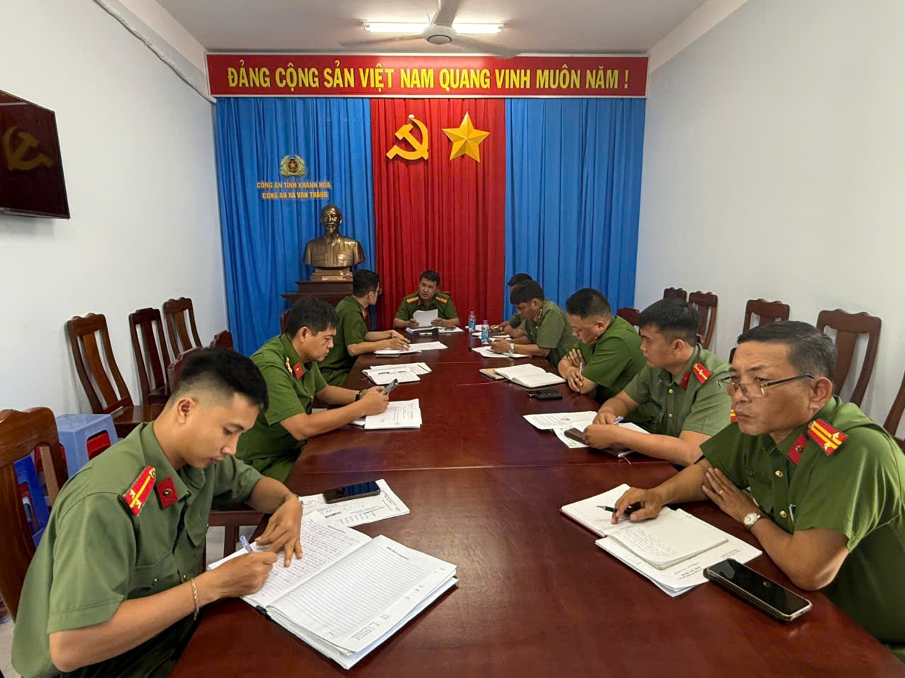 Công an xã Vạn Thắng: Họp Ban Chỉ đạo Nghị quyết 57, quyết tâm hoàn thành các mục tiêu chuyển đổi số