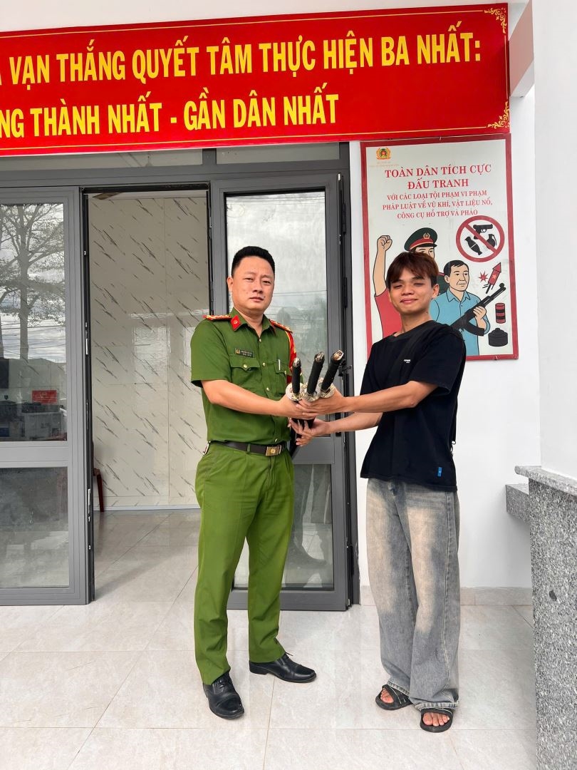 Lan tỏa hành động đẹp: Công dân xã Vạn Thắng tự giác giao nộp vũ khí thô sơ