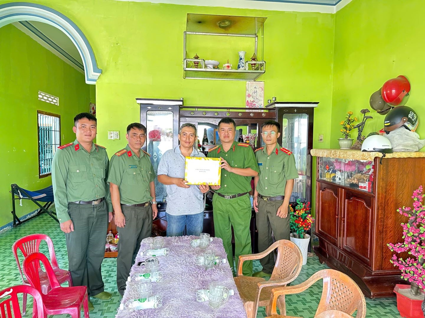 Công an xã Vạn Thắng thăm, tặng quà gia đình Lực lượng tham gia bảo vệ  An ninh cơ sở có hoàn cảnh khó khăn
