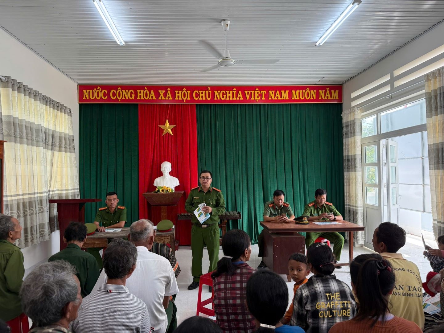 Công an xã Công Hải tuyên truyền phòng, chống tội phạm trong mùa World cup và phòng, chống đuối nước cho học sinh trong dịp nghỉ hè
