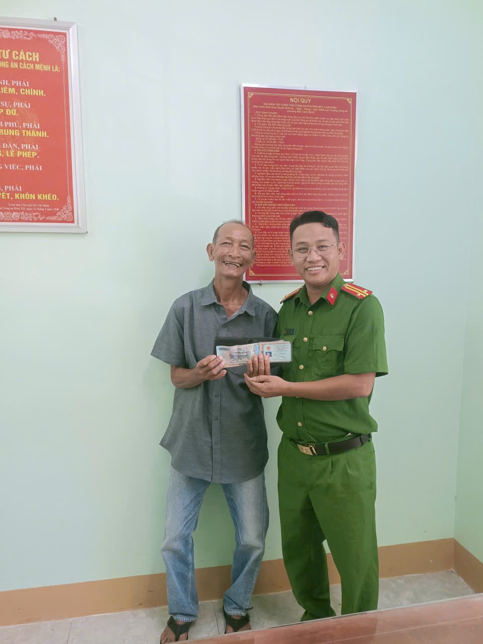Công an phường Bắc Cam Ranh trao trả tài sản bị rơi cho người dân