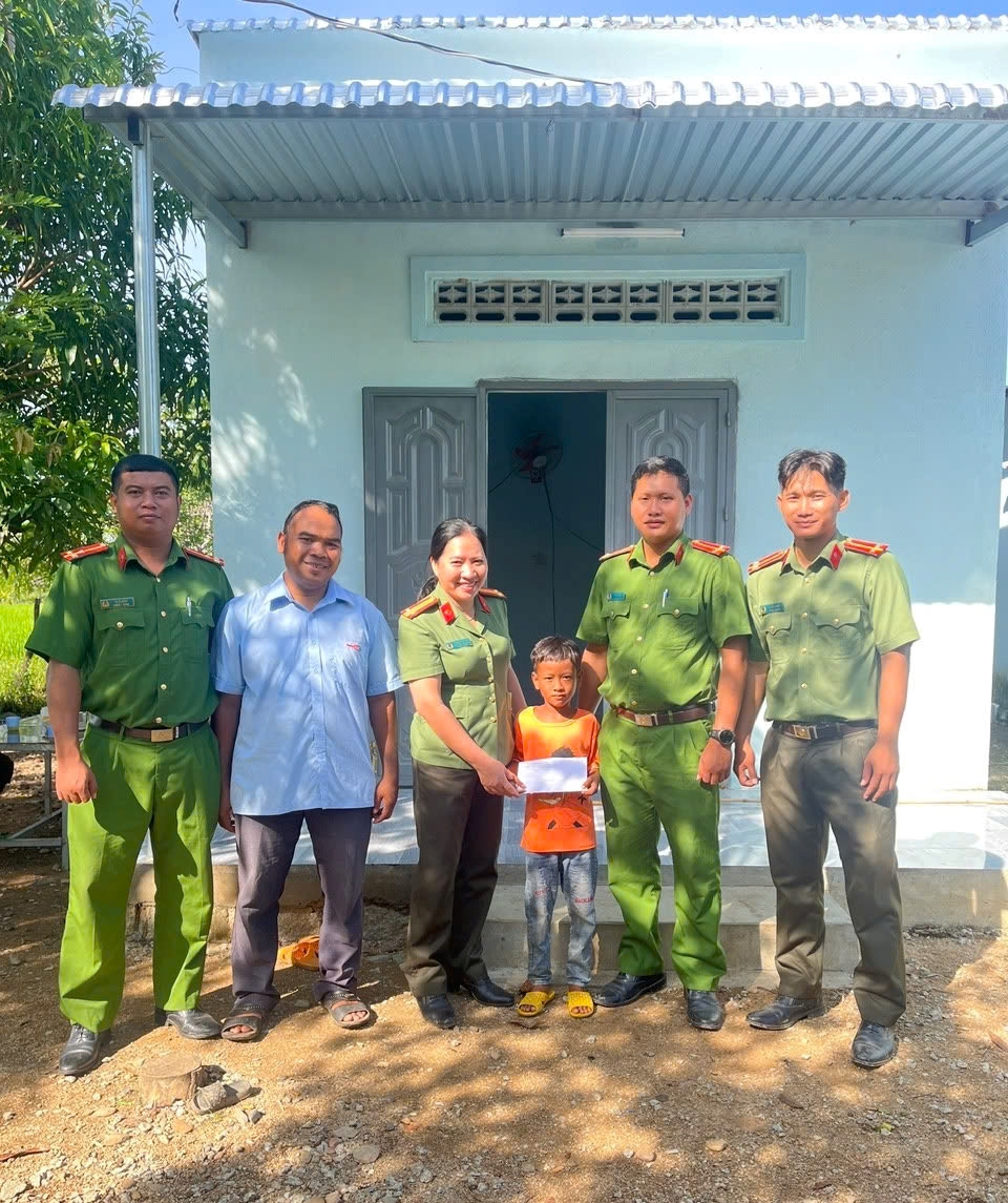 Công an xã Bác Ái Tây trao yêu thương, sẻ chia với người yếu thế