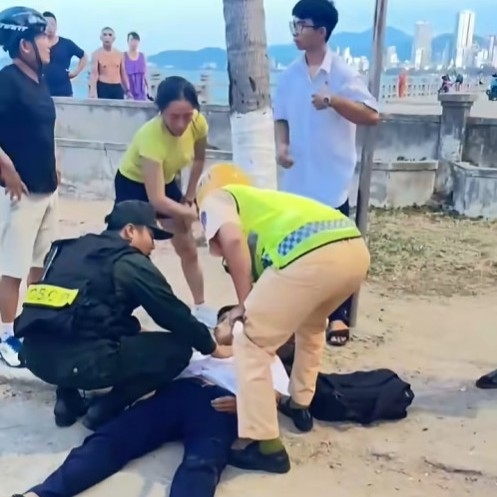 Cảnh sát giao thông Khánh Hòa kịp thời đưa em học sinh lớp 10 bị ngất vào bệnh viện cấp cứu kịp thời
