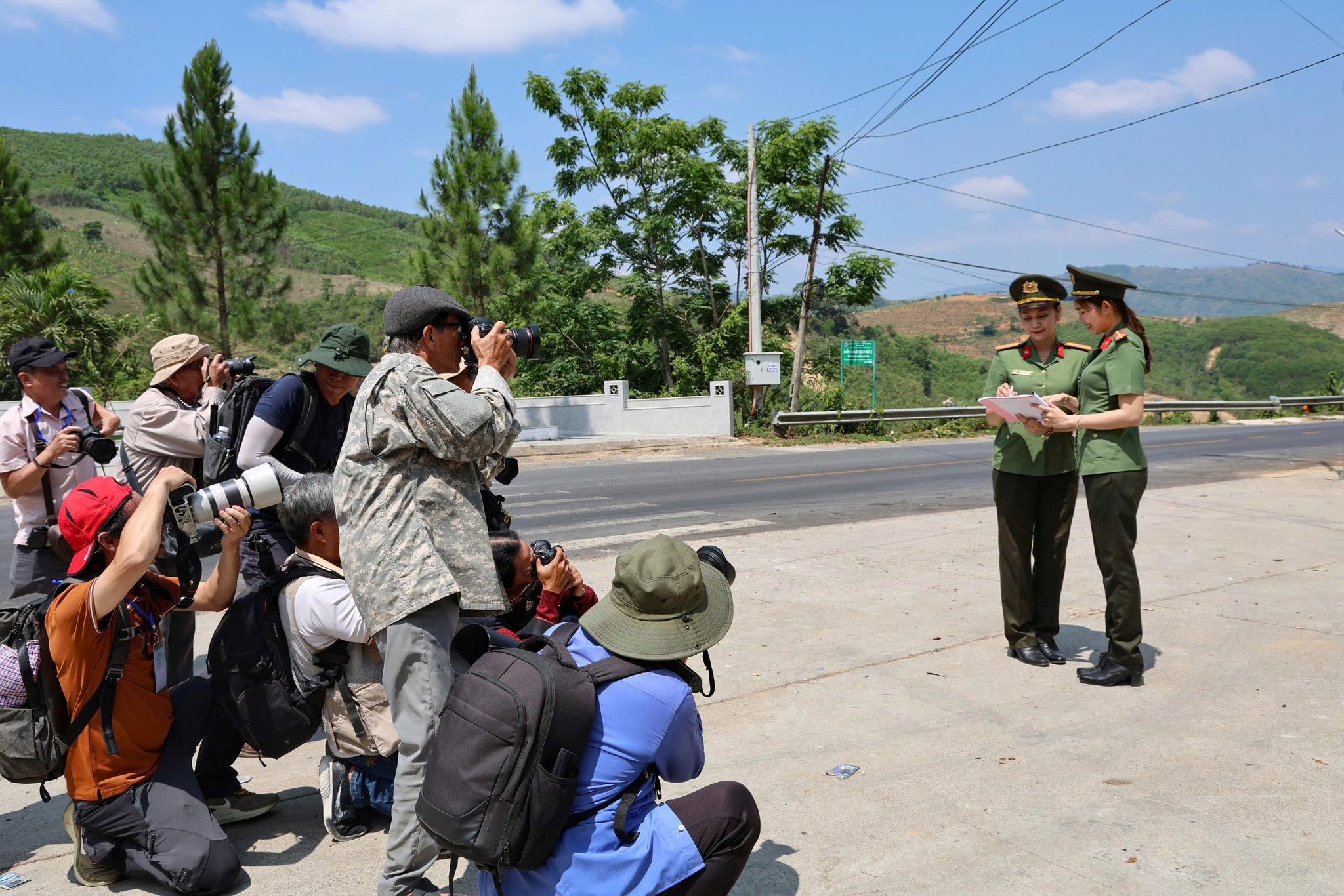 Công an tỉnh Khánh Hòa tổ chức đoàn nghệ sỹ tham gia thực tế sáng tác tại xã Đông Khánh Sơn và xã Khánh Sơn.