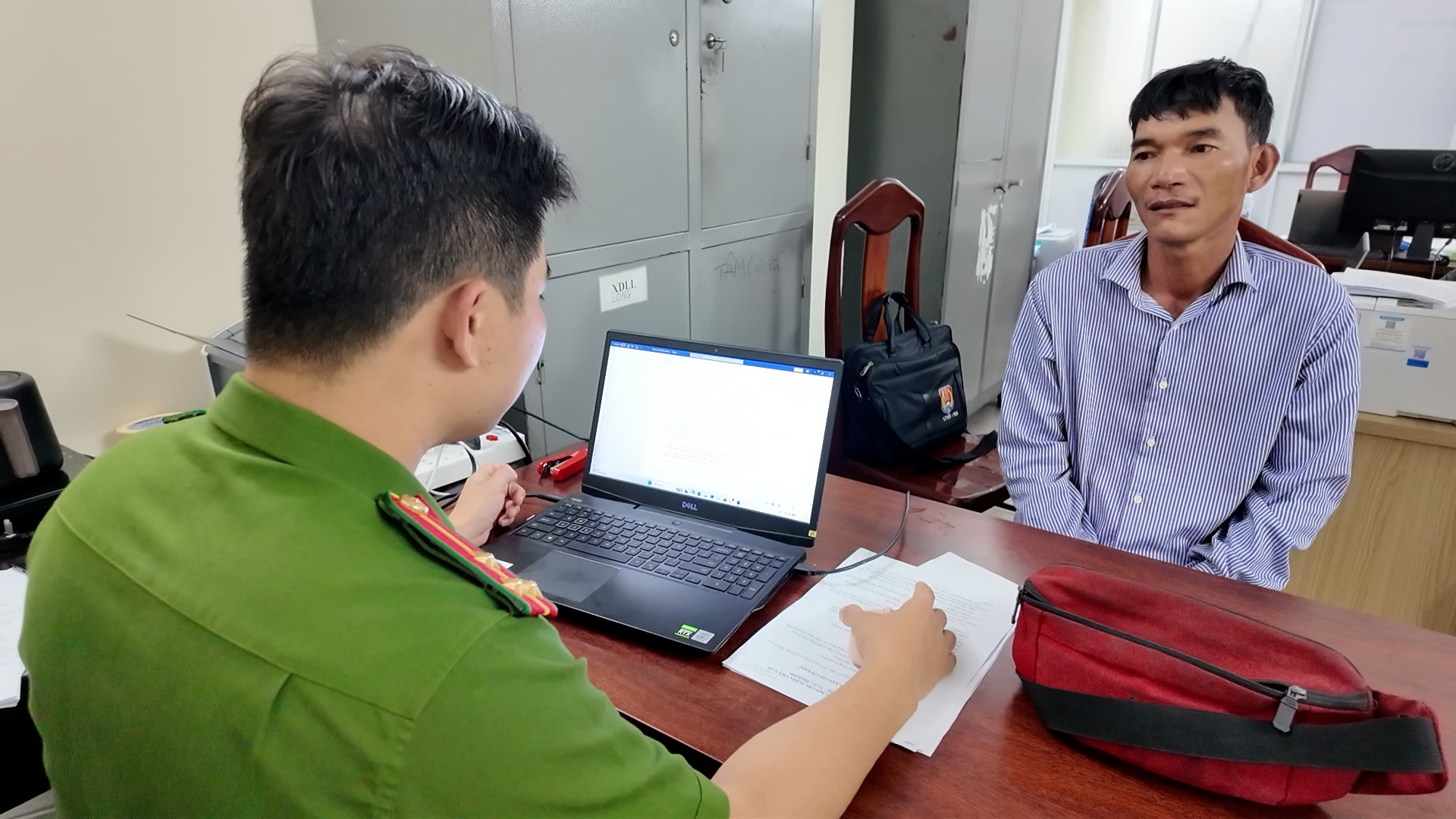 Bắt đối tượng trộm cắp tài sản của du khách trên bờ biển