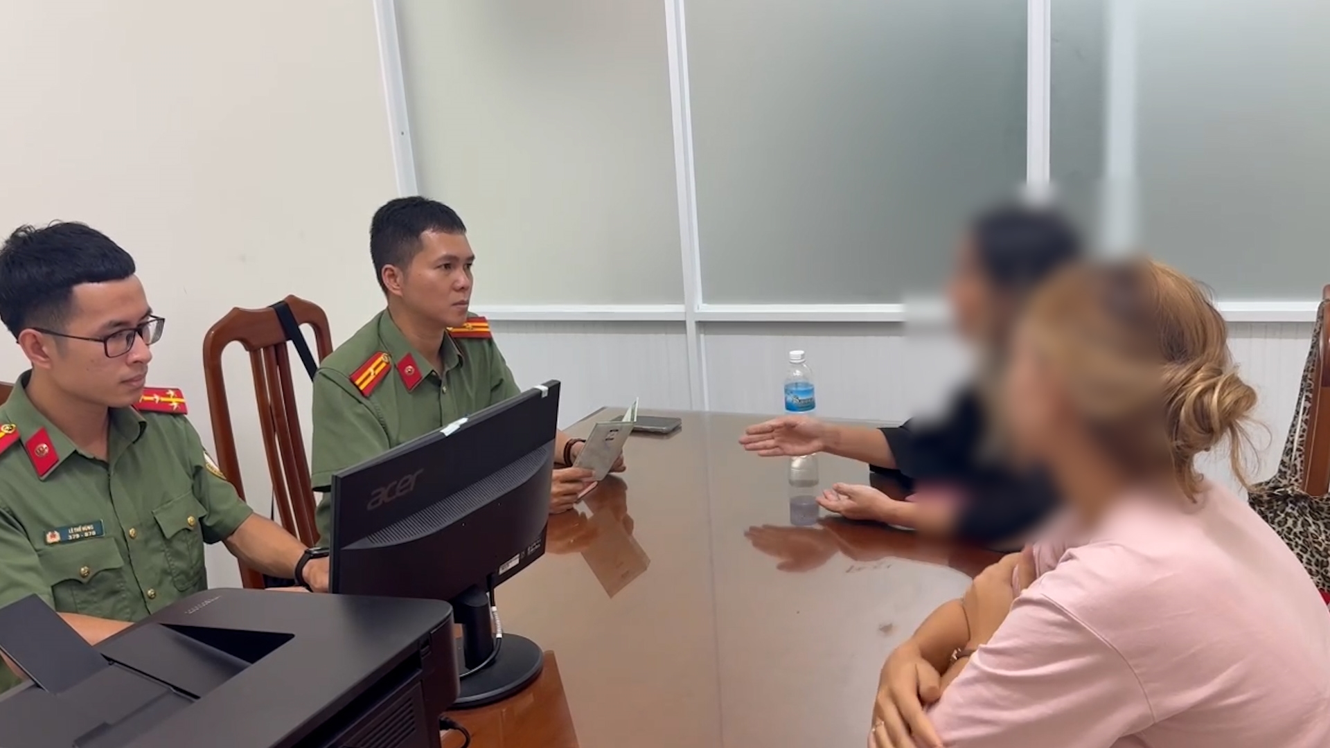 Kiểm tra phát hiện 20 người nước ngoài có dấu hiệu vi phạm quy định xuất nhập cảnh.