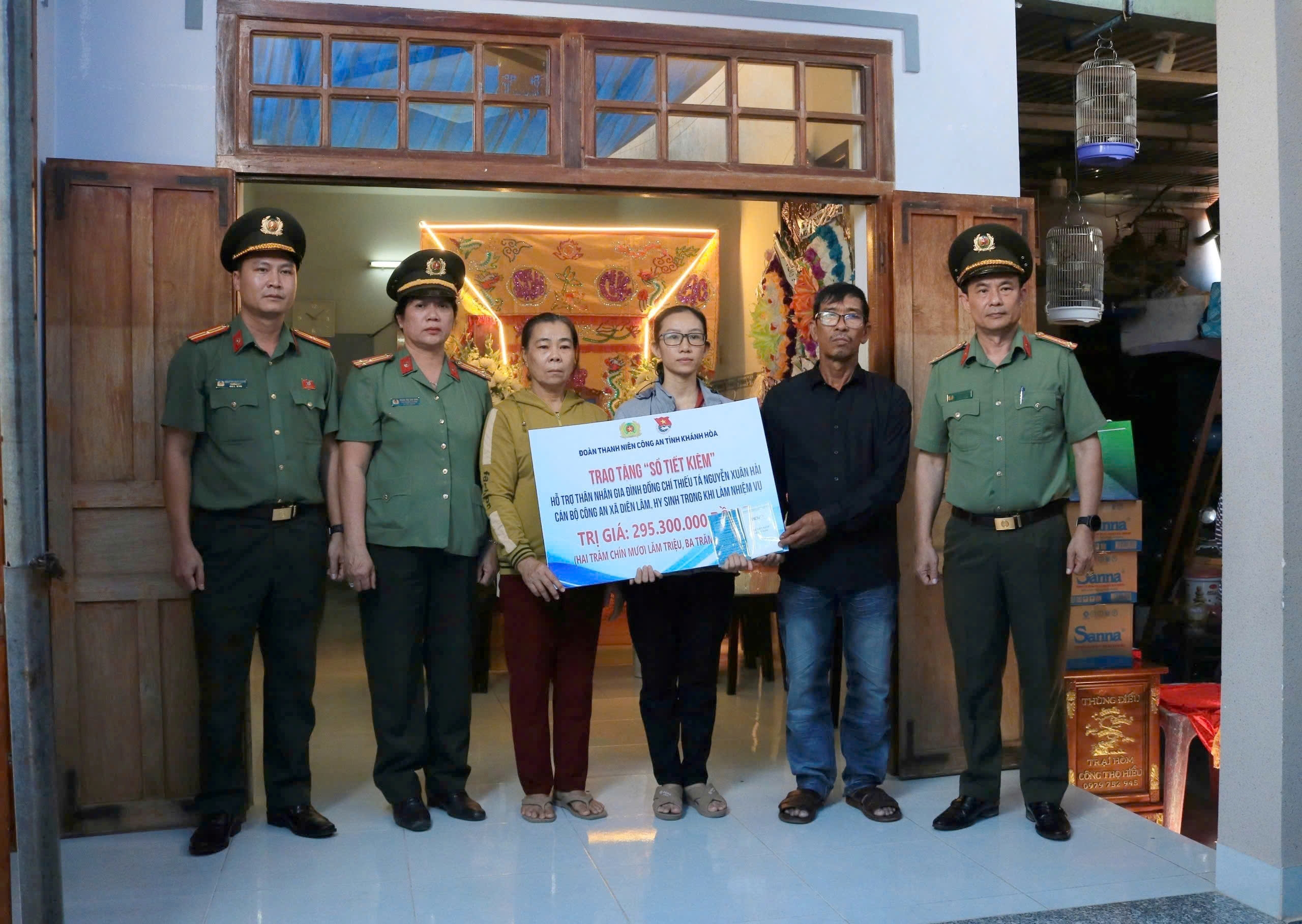 Đoàn thanh niên Công an tỉnh trao tặng sổ tiết kiệm cho thân nhân gia đình đồng chí Thiếu tá Nguyễn Xuân Hải