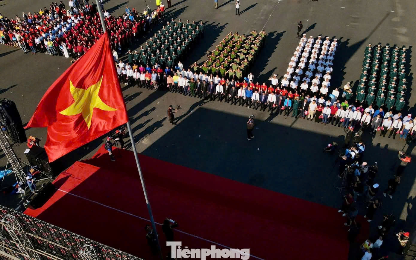 Đoàn thanh niên công an tỉnh Khánh Hòa tham gia lễ tưởng niệm và lễ thượng cờ tại khu tưởng niệm Chiến sĩ Gạc Ma - Điểm nhấn thiêng liêng của giải Marathon - Báo Tiền Phong lần thứ 67 năm 2026