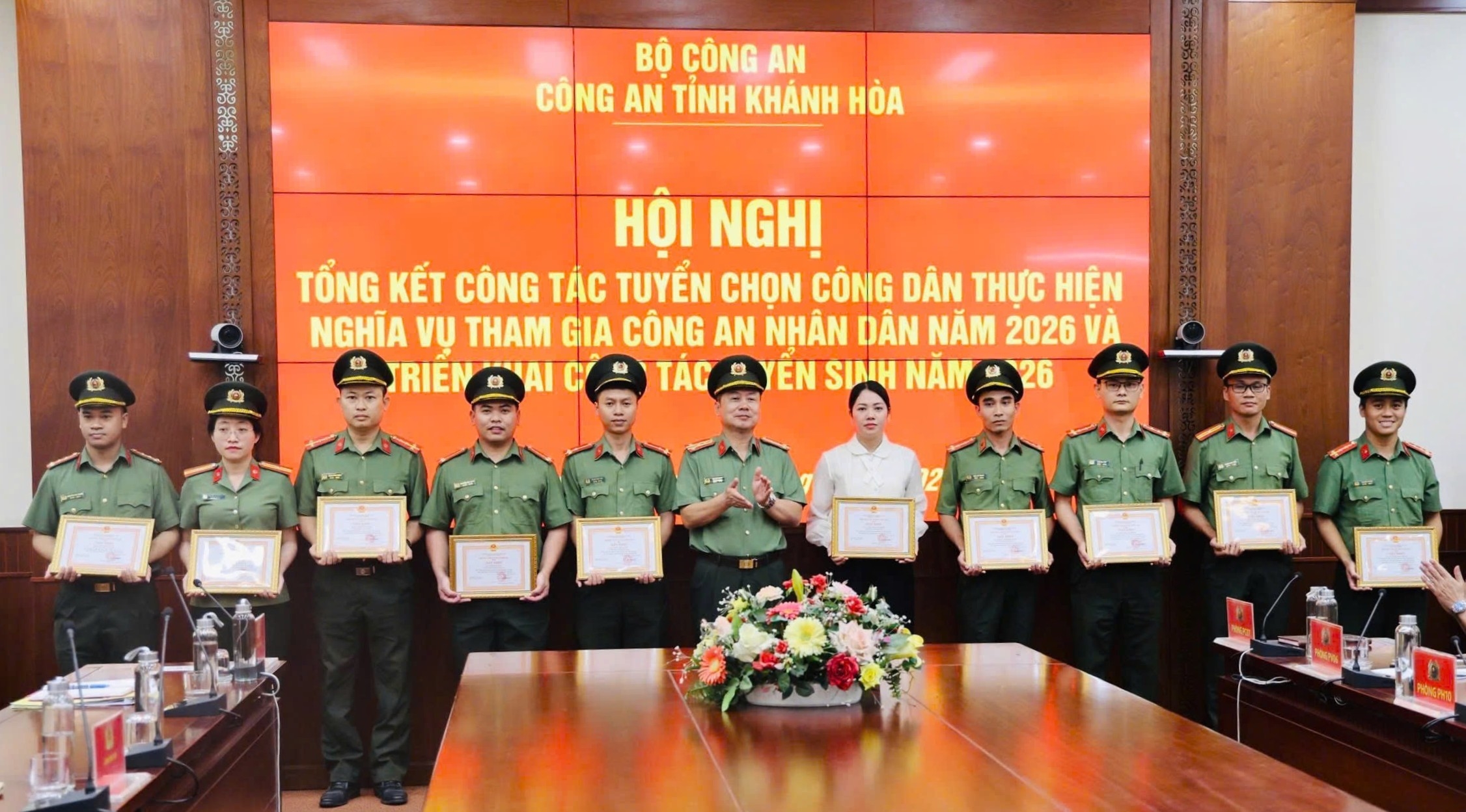 Khen thưởng các tập thể, cá nhân có thành tích xuất sắc trong công tác tuyển sinh Công an nhân dân năm 2025 và tuyển chọn công dân thực hiện nghĩa vụ tham gia Công an nhân dân năm 2026 trong lực lượng Công an tỉnh Khánh Hòa