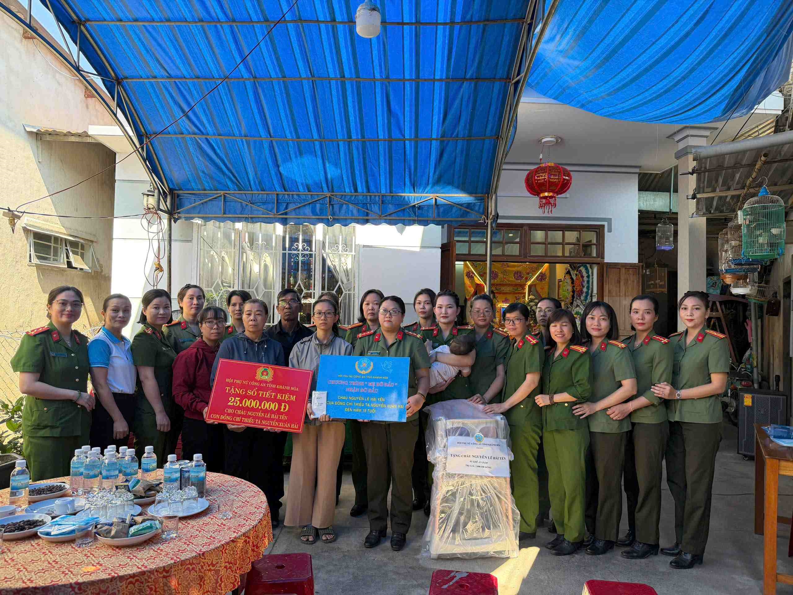 Hội Phụ nữ Công an tỉnh Khánh Hòa tổ chức lễ ký cam kết chương trình “Mẹ đỡ đầu” đối với cháu Nguyễn Lê Hải Yến, con của đồng chí Thiếu tá Nguyễn Xuân Hải, nguyên cán bộ Công an xã Diên Lâm