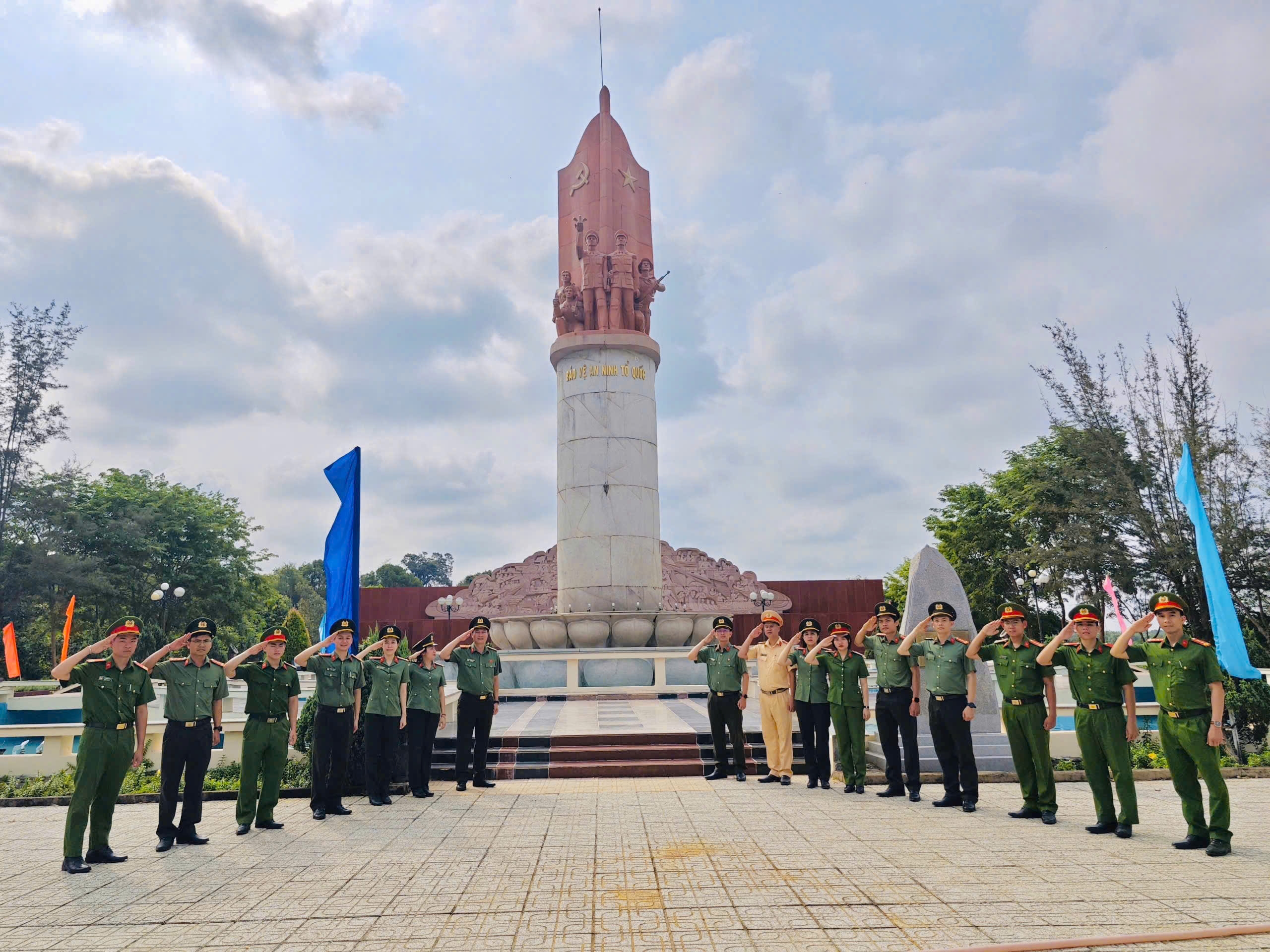 Tuổi trẻ Công an tỉnh tổ chức hành trình về nguồn tại Khu di tích lịch sử - văn hoá Căn cứ Ban An ninh Trung ương Cục miền Nam