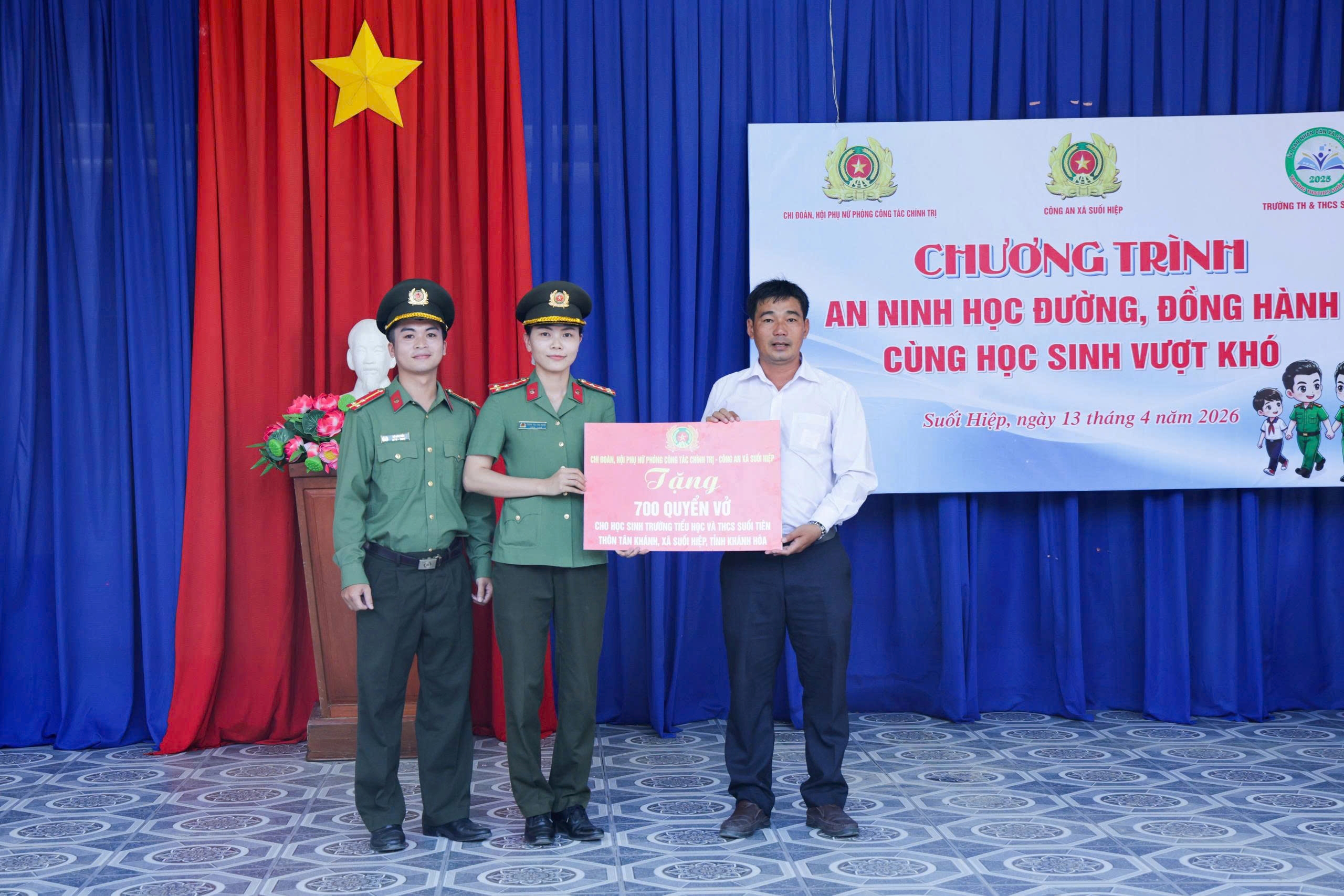 Tổ chức chương trình “An ninh học đường - Đồng hành cùng học sinh vượt khó”