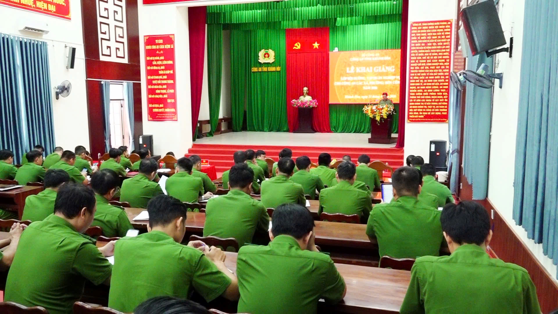 Khai giảng lớp bồi dưỡng tập huấn nghiệp vụ cho Công an xã, phường, Đồn