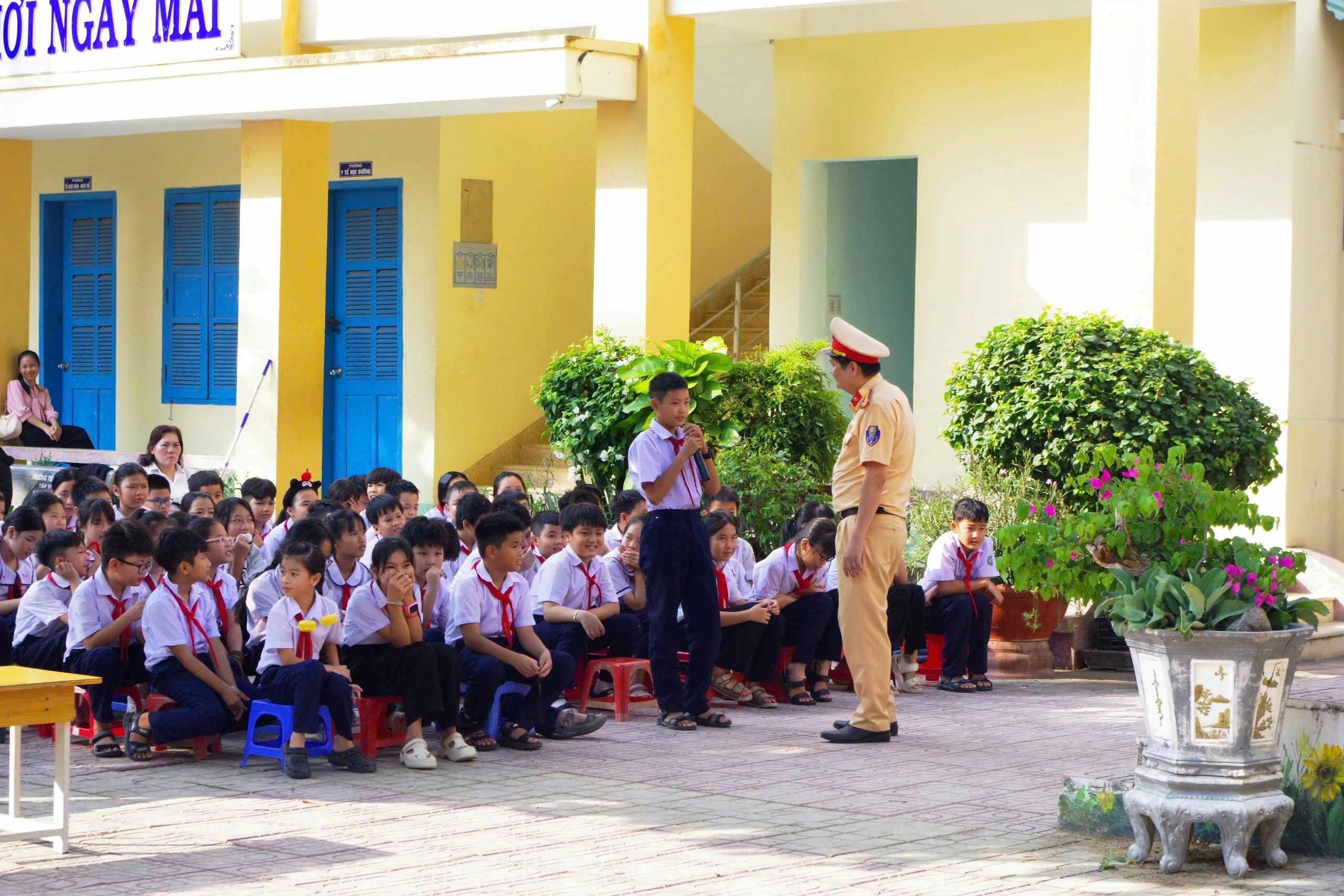Đoàn Thanh niên Công an Khánh Hòa tổ chức hoạt động cấp tỉnh, tuyên truyền kỹ năng an toàn tại Trường Tiểu học Cam Linh, hưởng ứng ra quân Chiến dịch Thanh niên tình nguyện Hè năm 2026