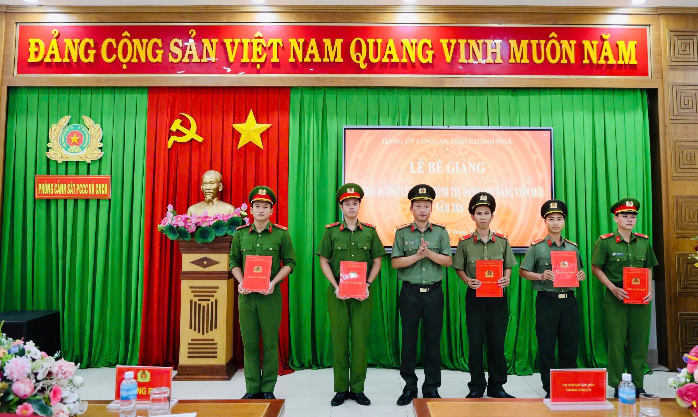 Bế giảng lớp Bồi dưỡng lý luận chính trị dành cho đảng viên mới năm 2026