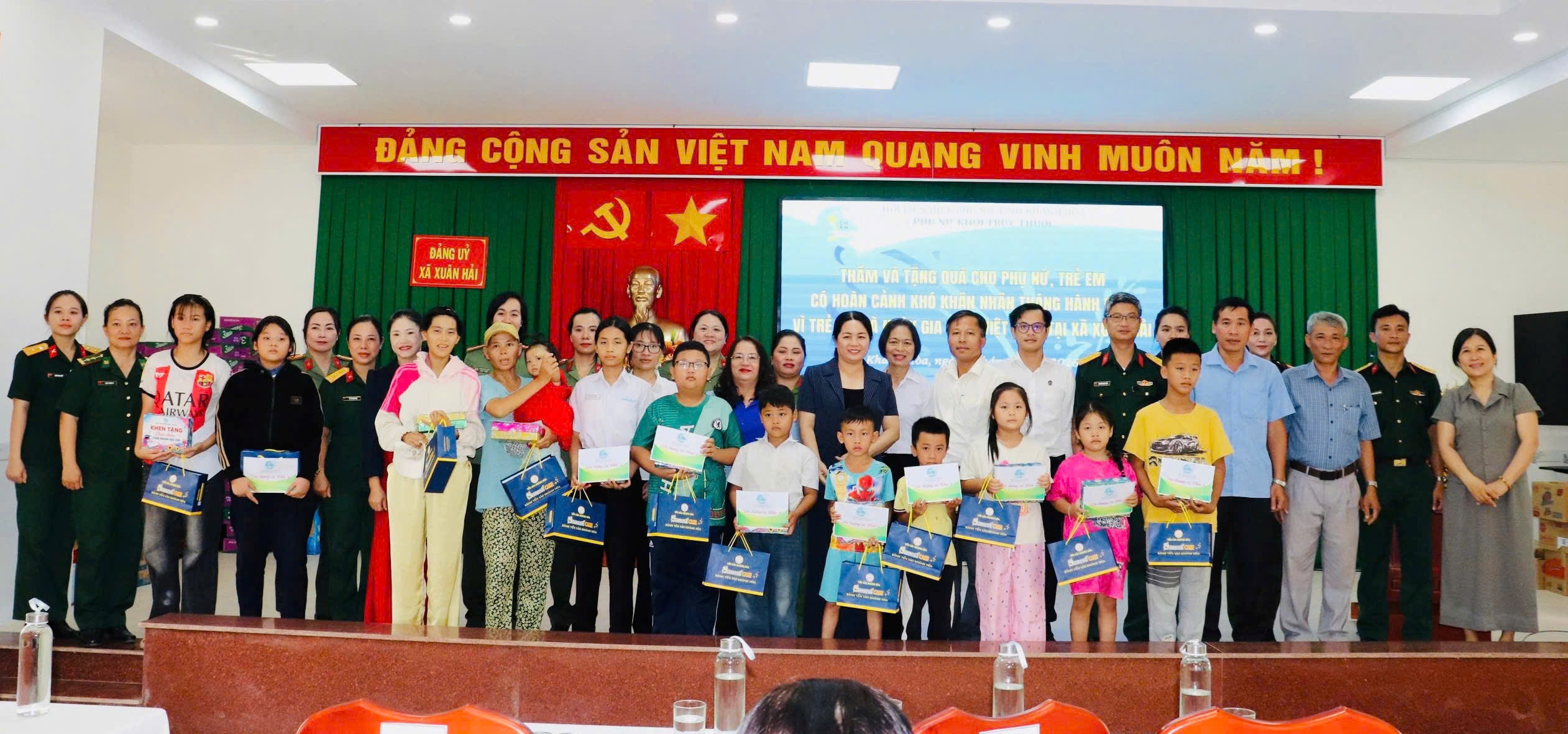 Phụ nữ Khối trực thuộc thăm, tặng quà phụ nữ, trẻ em khó khăn và sơ kết công tác Hội 6 tháng đầu năm 2026