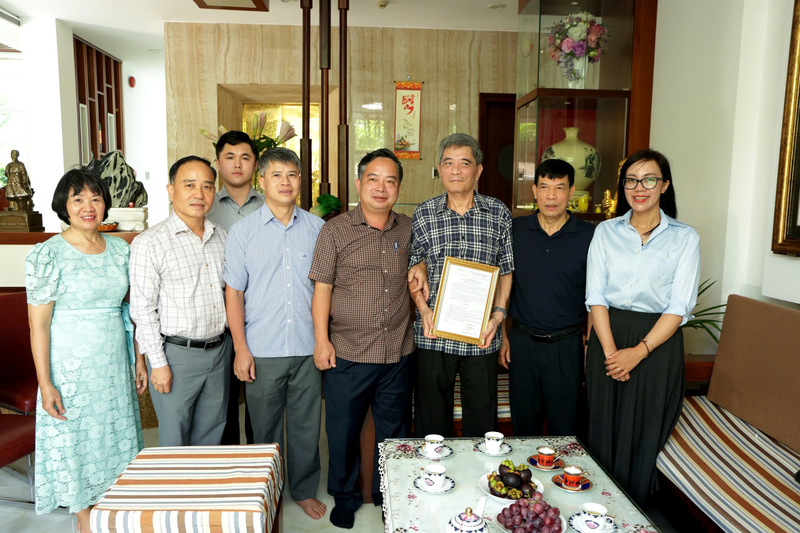 Trao quyết định nghỉ công tác hưởng chế độ hưu trí đối với Trung tướng Trần Ngọc Khánh, nguyên Phó Chủ nhiệm Ủy ban Quốc phòng, an ninh và Đối ngoại của Quốc hội, nguyên Giám đốc Công an tỉnh Khánh Hòa