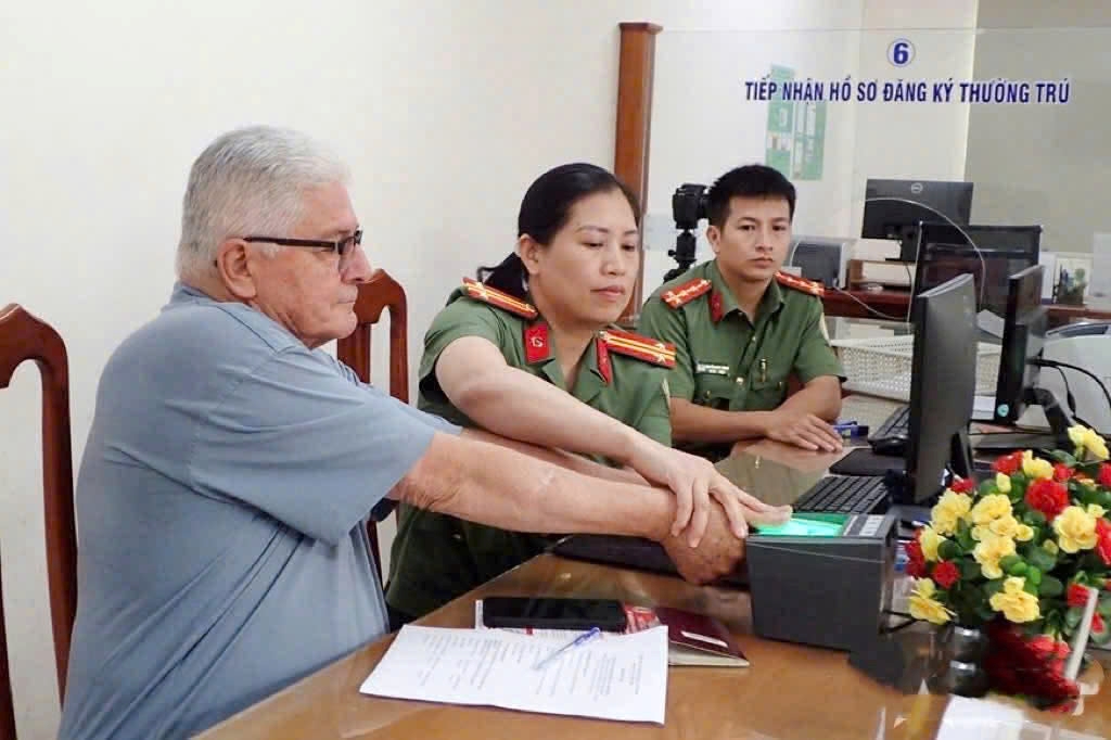 Hiện đại hóa công tác quản lý xuất nhập cảnh