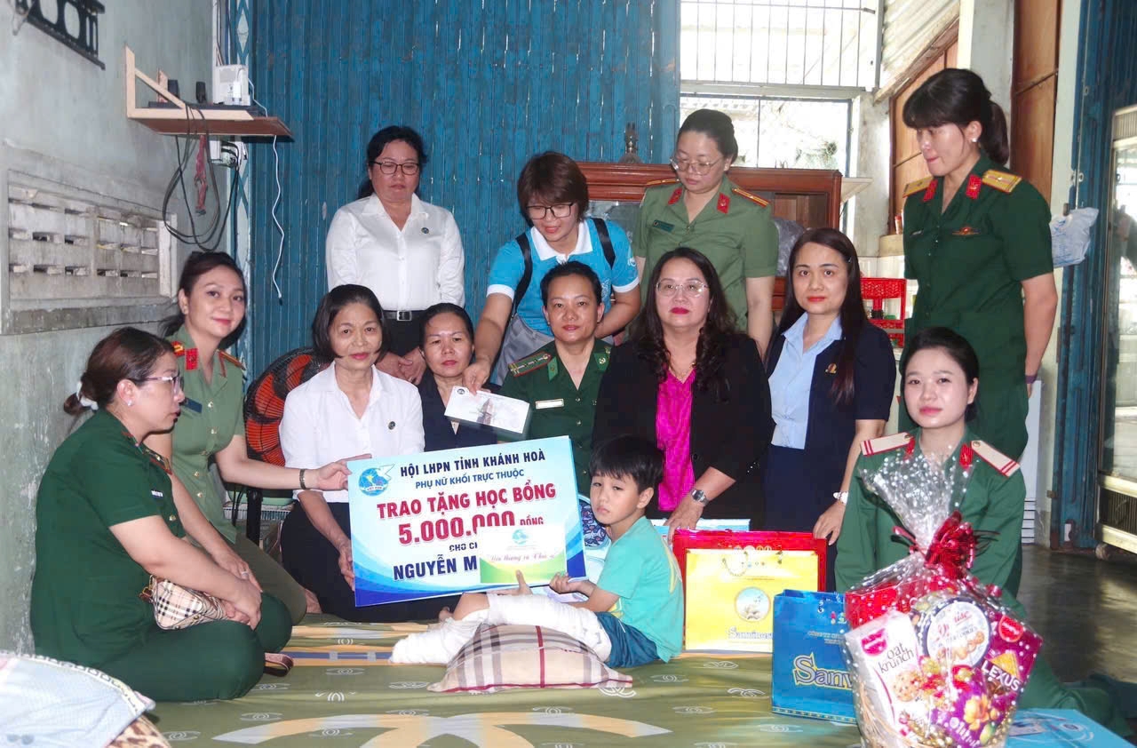 Phụ nữ Khối trực thuộc thăm, tặng quà hỗ trợ 02 trẻ em mắc bệnh hiểm nghèo có hoàn cảnh đặc biệt khó khăn