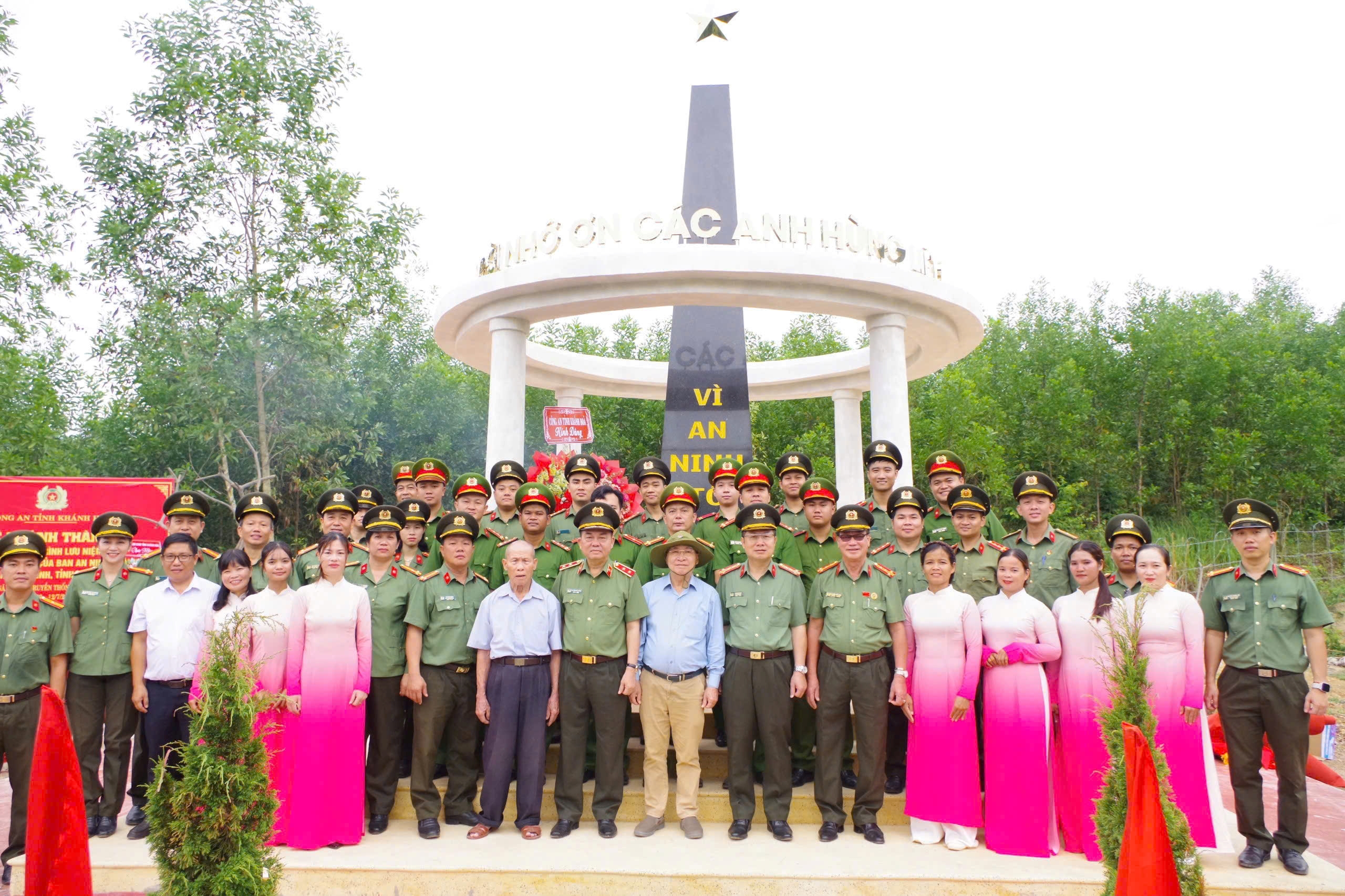 Ban Thanh niên Công an tỉnh tham mưu tổ chức Lễ khánh thành và trồng cây lưu niệm tại Cụm Công trình lưu niệm địa điểm đóng quân của Ban An ninh Khánh Hòa nhân kỷ niệm 80 năm Ngày truyền thống lực lượng An ninh nhân dân (12/7/1946-12/7/2026)