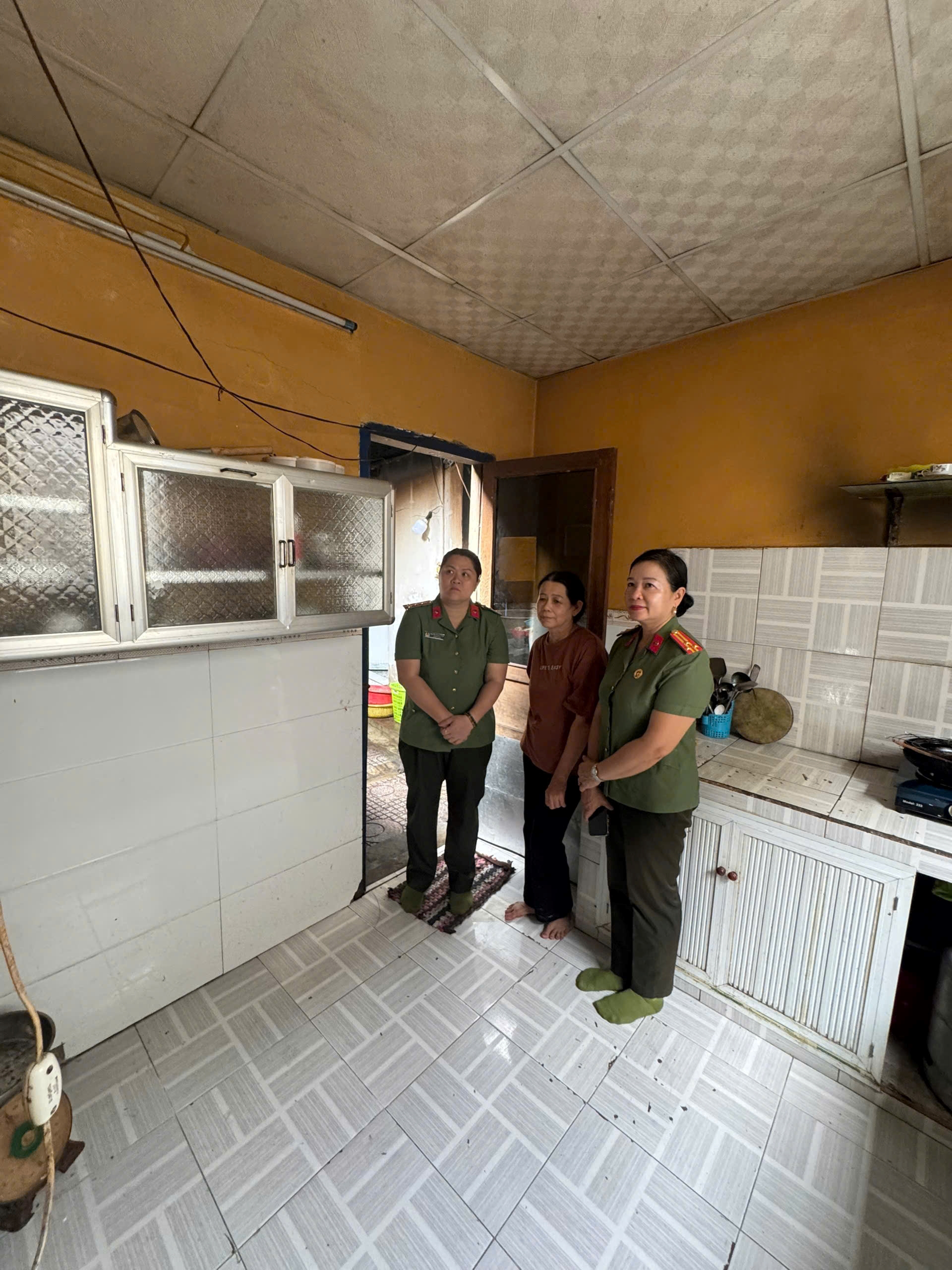 Hội Phụ nữ Công an Khánh Hòa phối hợp Hội Cựu Công an nhân dân Khánh Hòa khảo sát hỗ trợ sữa chữa nhà cho hội viên Hội Cựu CAND Khánh Hòa có hoàn cảnh khó khăn