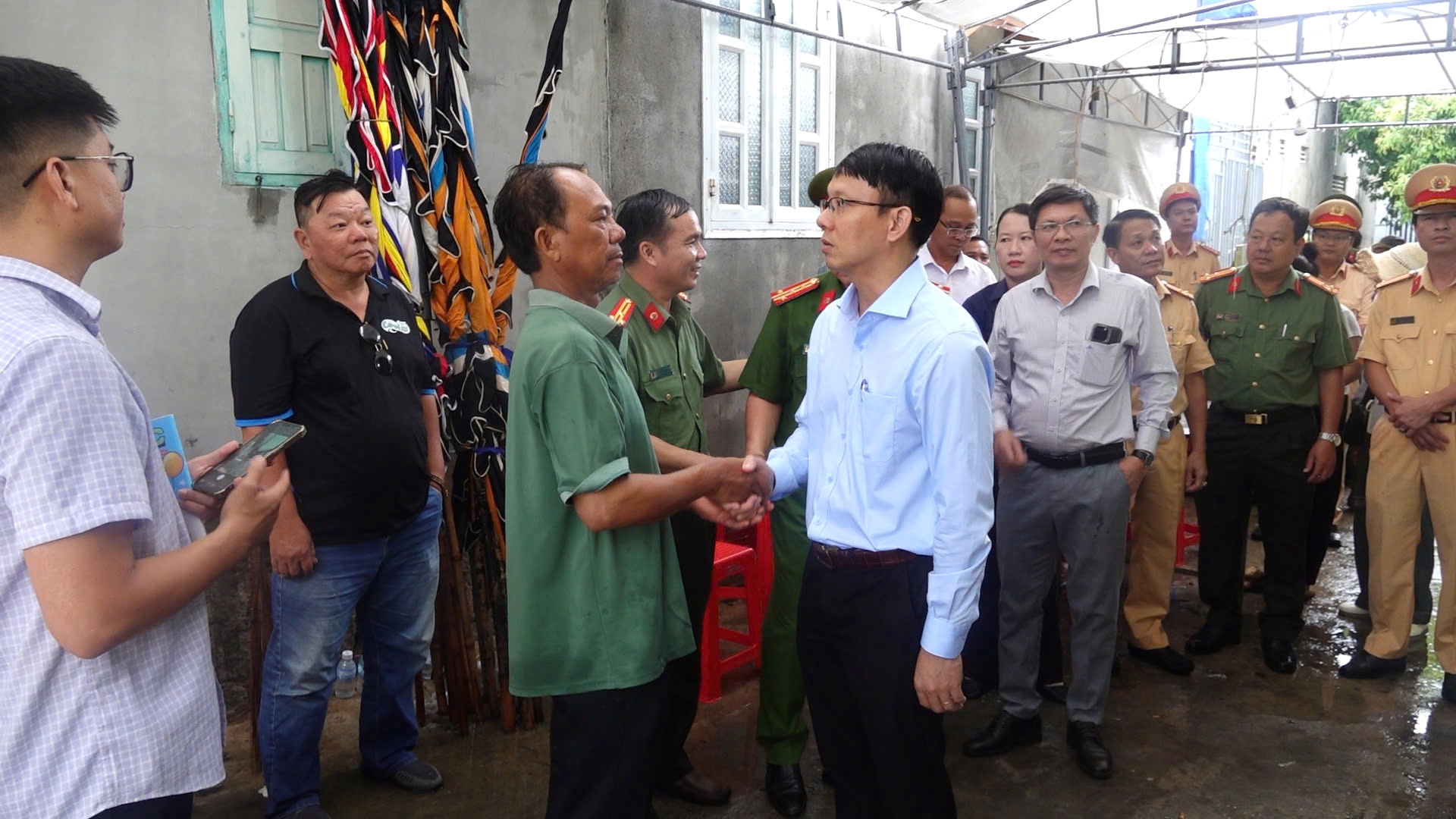 Lãnh đạo UBND tỉnh và Công an tỉnh thăm hỏi gia đình các nạn nhân vụ tai nạn giao thông đặc biệt nghiêm trọng tại Đồng Nai